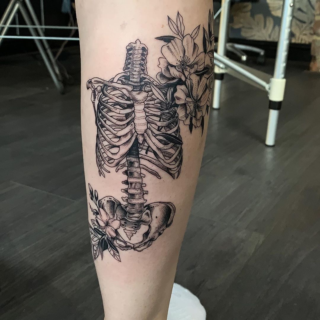 anatomical tattoo leg