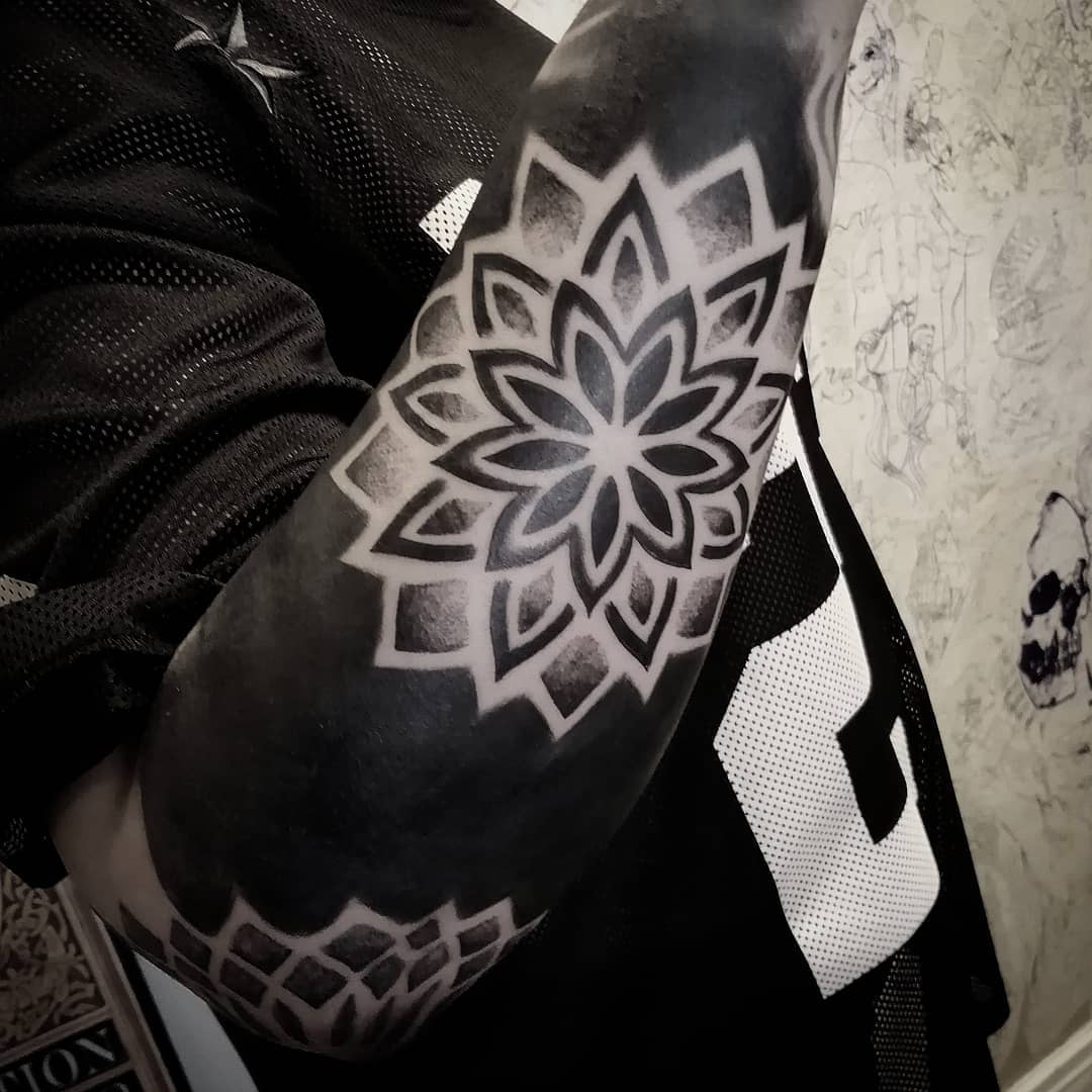 blackwork-tattoo-style-arm-sleeve