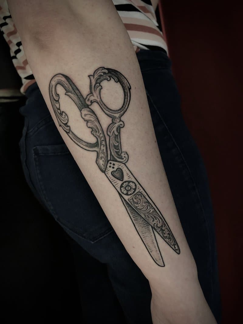maddalena-tattoo-artist-arm-scissor