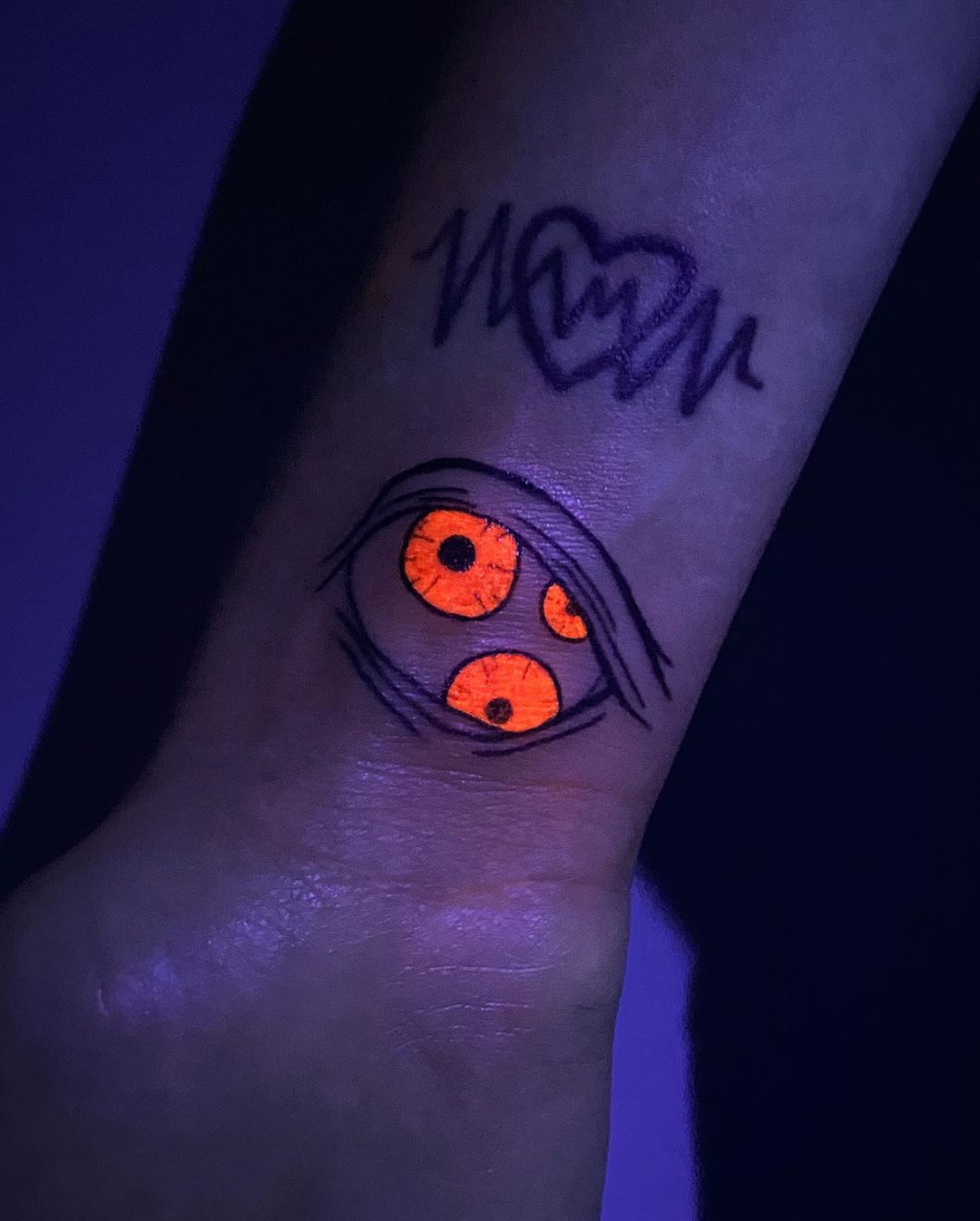 glow-in-the-dark-tattoo-eyes