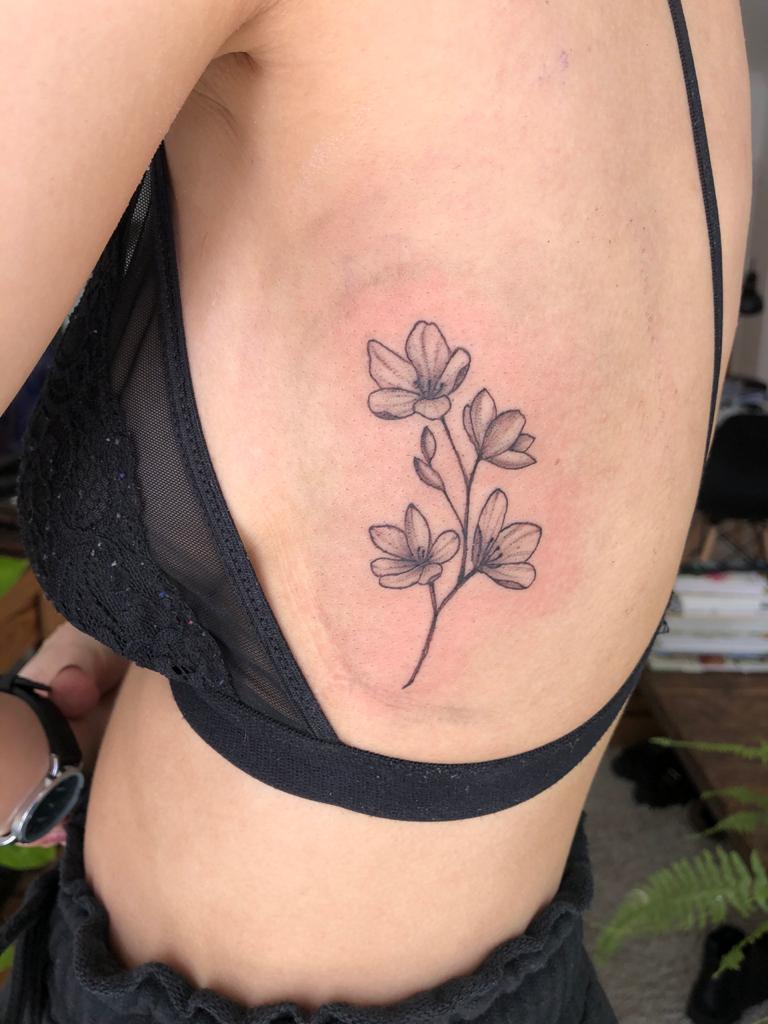 ayelen-tattoo-artist-flowers-back