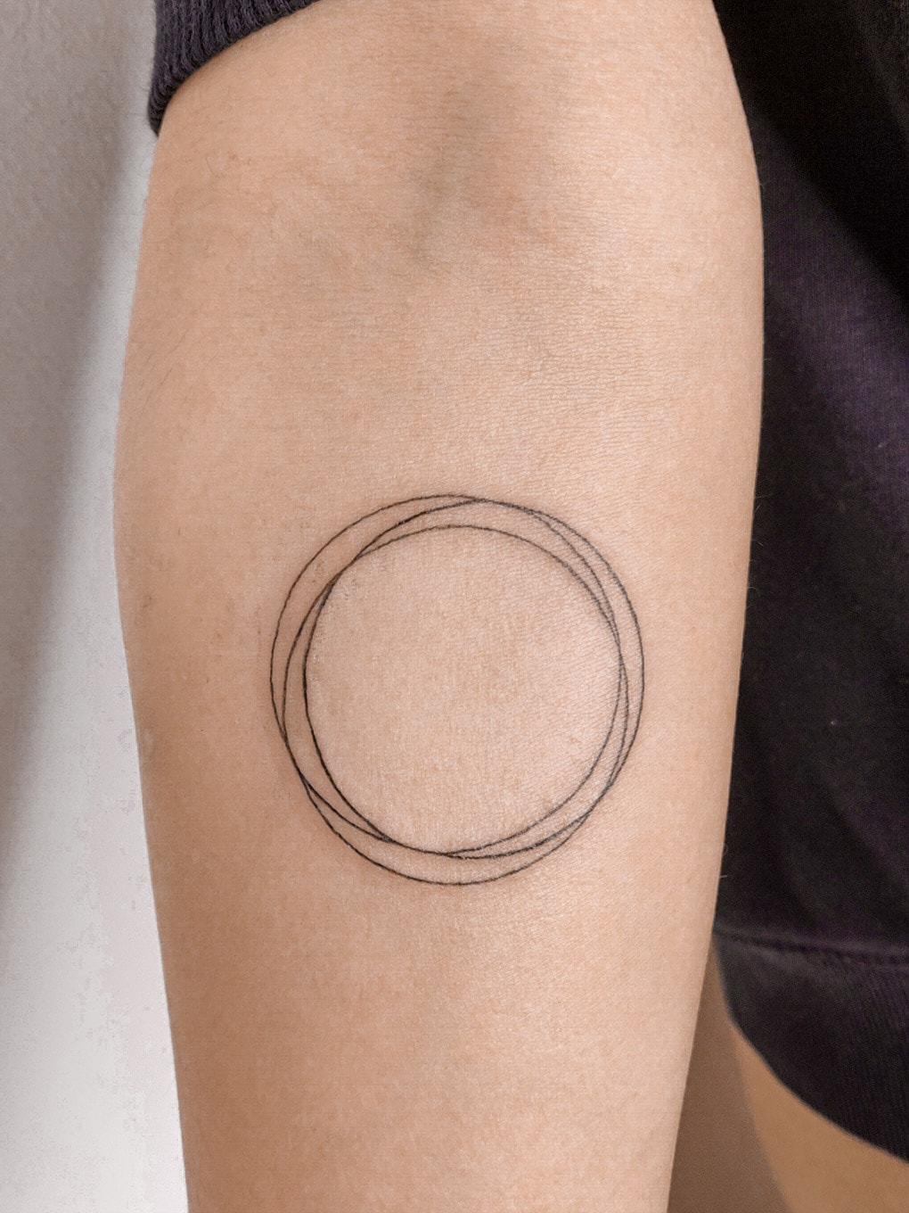 agus-coll-tattoo-artist-circle-arm