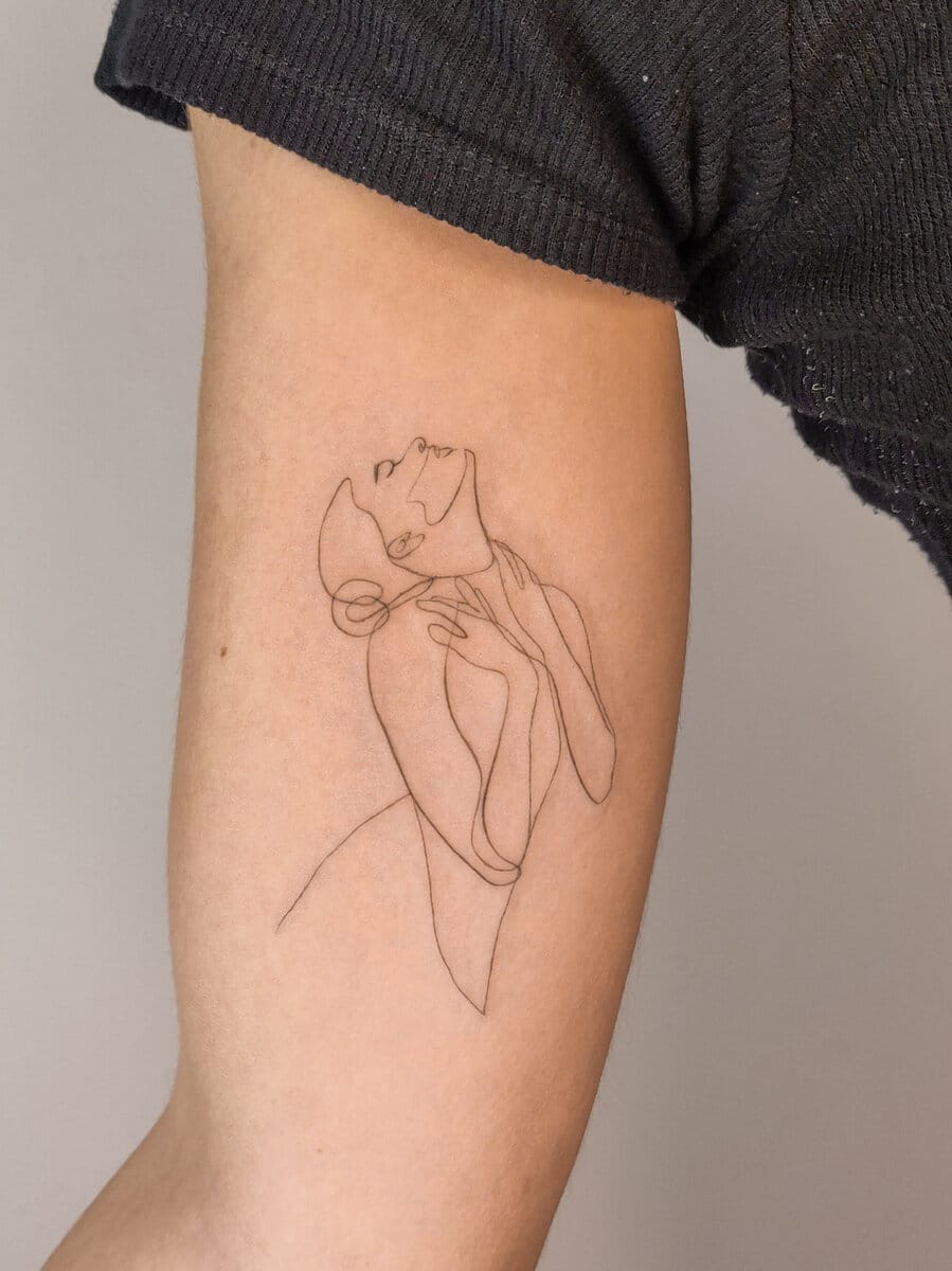 agus-coll-tattoo-artist-oneline-woman-arm