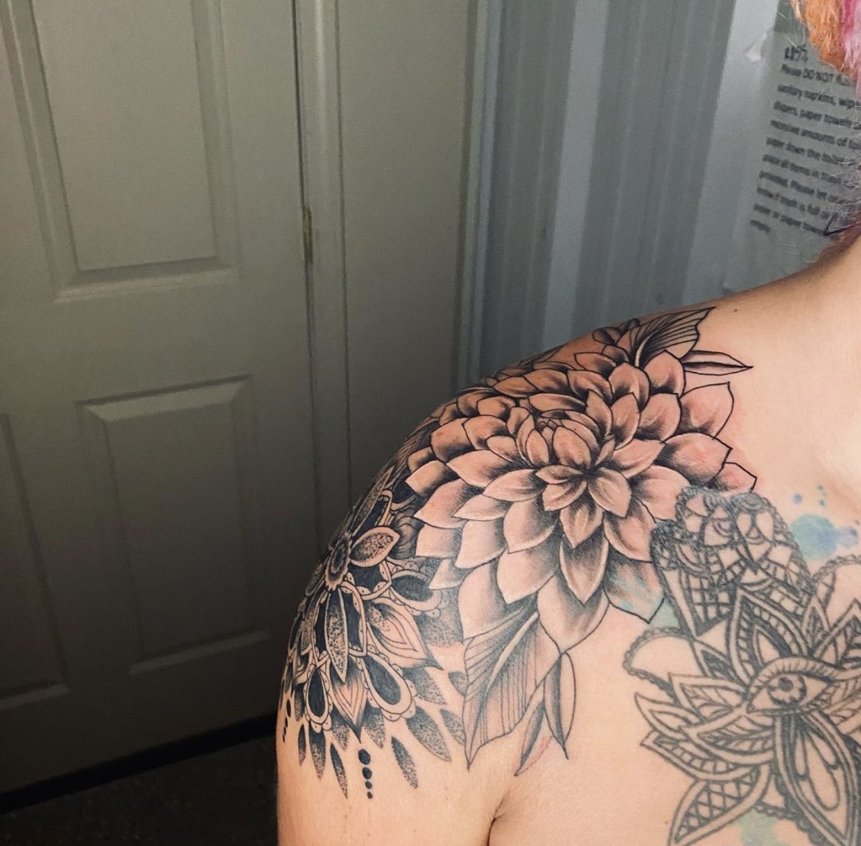 darbi-westman-tattoo-artist-flowers-shoulder