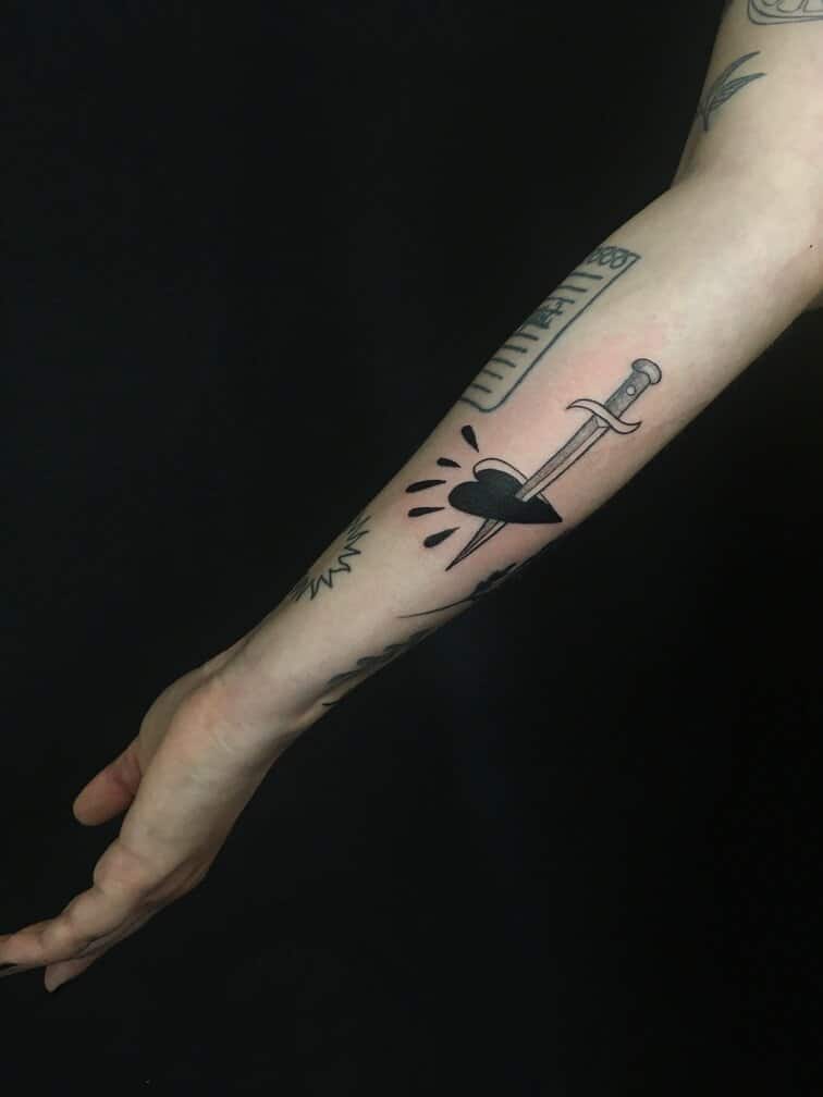 francisca-lopez-tattoo-artist-sword-heart