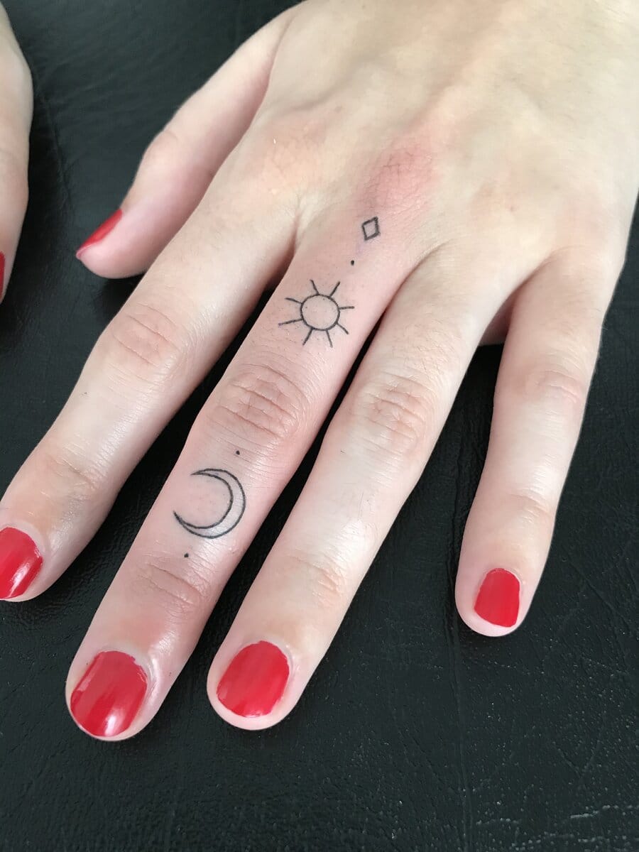 micaela-santacroce-tattoo-artist-moon-sun-finger