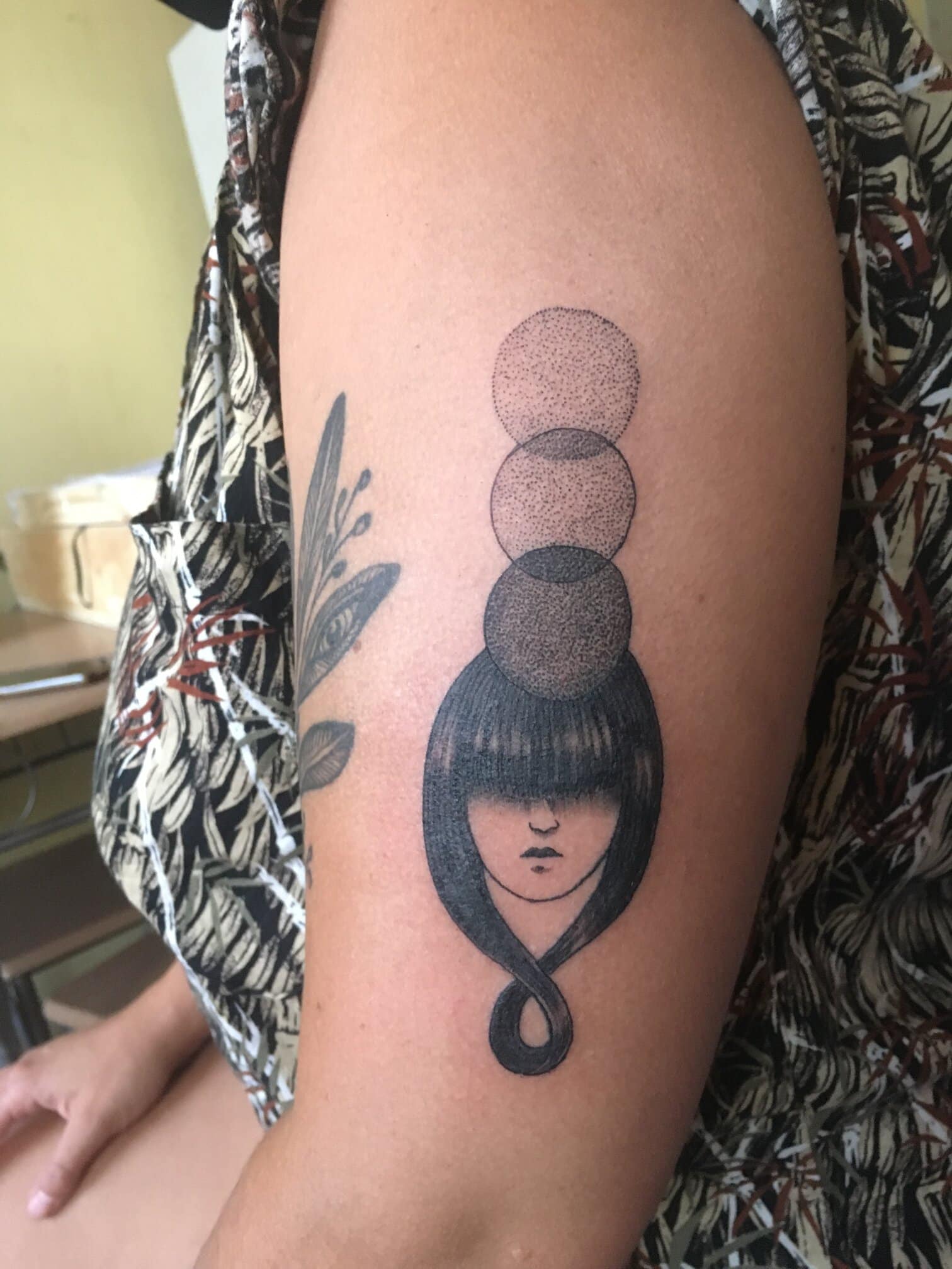 nikolo-tattoo-artist-head-woman-arm