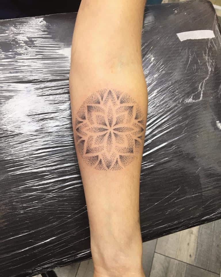 celi-dot-tattoo-artist-ornamental-dotwork-arm