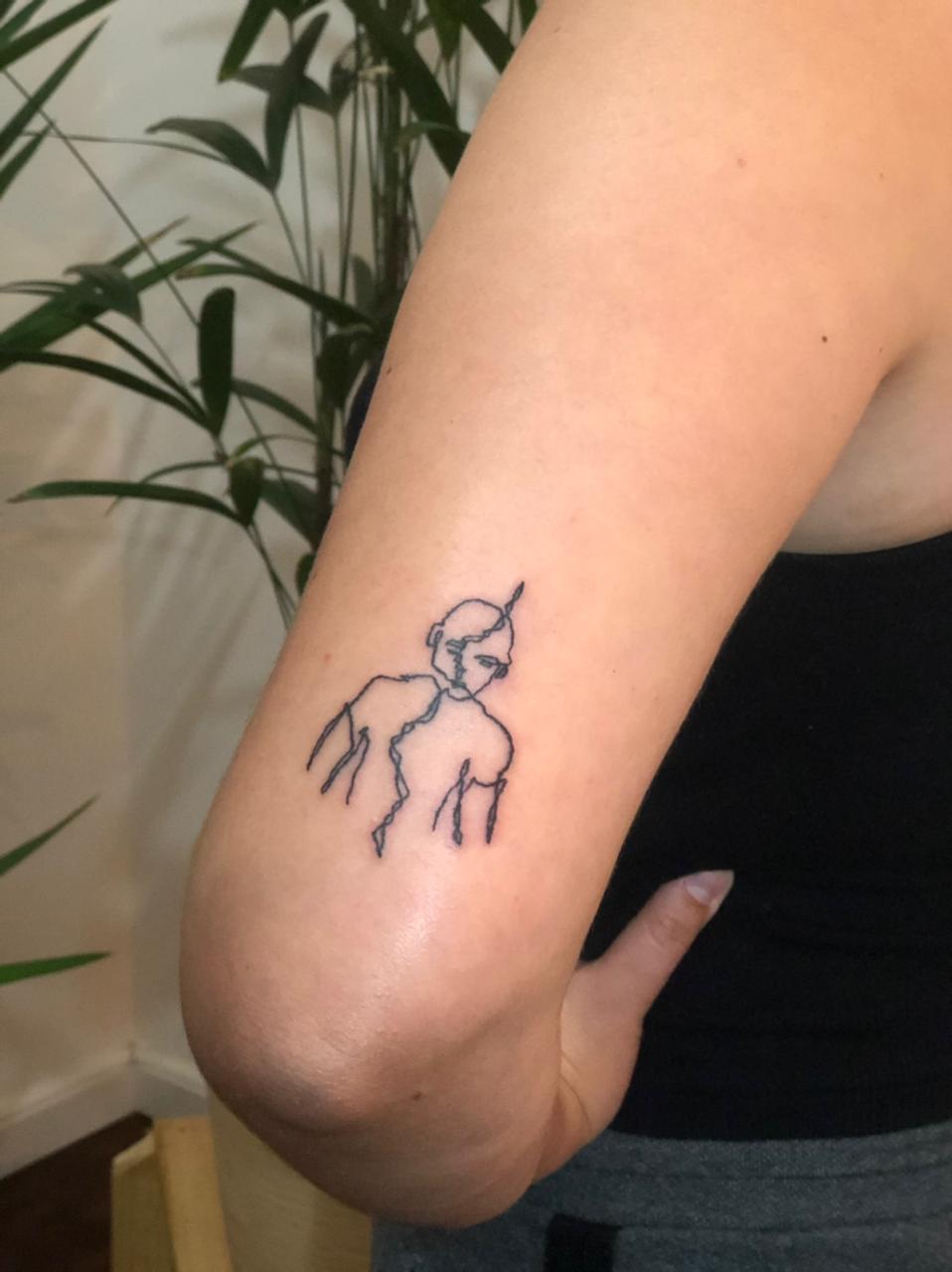 ela-mesma-tattoo-artist-one-line-man-arm