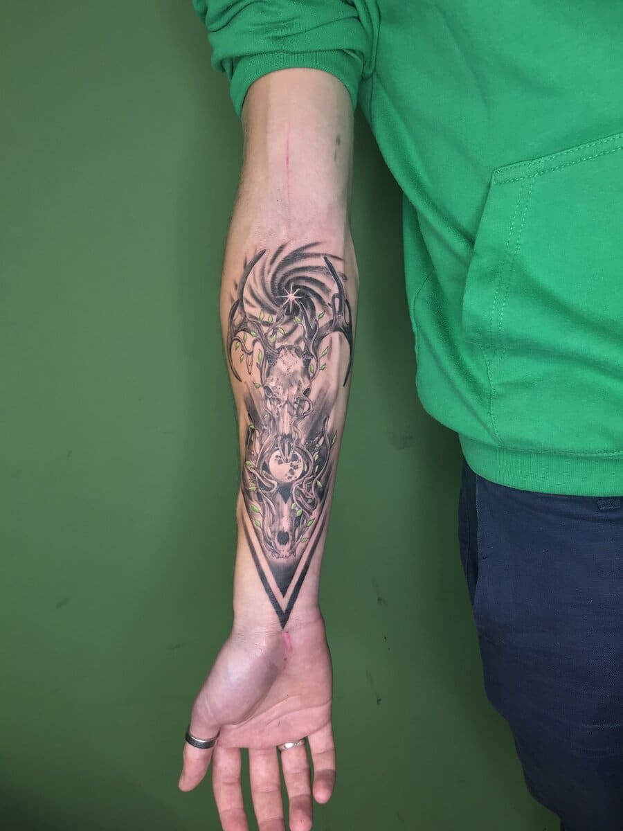 gui-art-work-tattoo-studio-deer-skull-arm