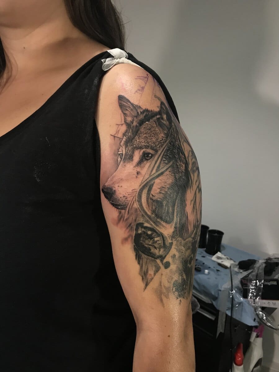 gui-art-work-tattoo-studio-wolf-shoulder-black-and-grey