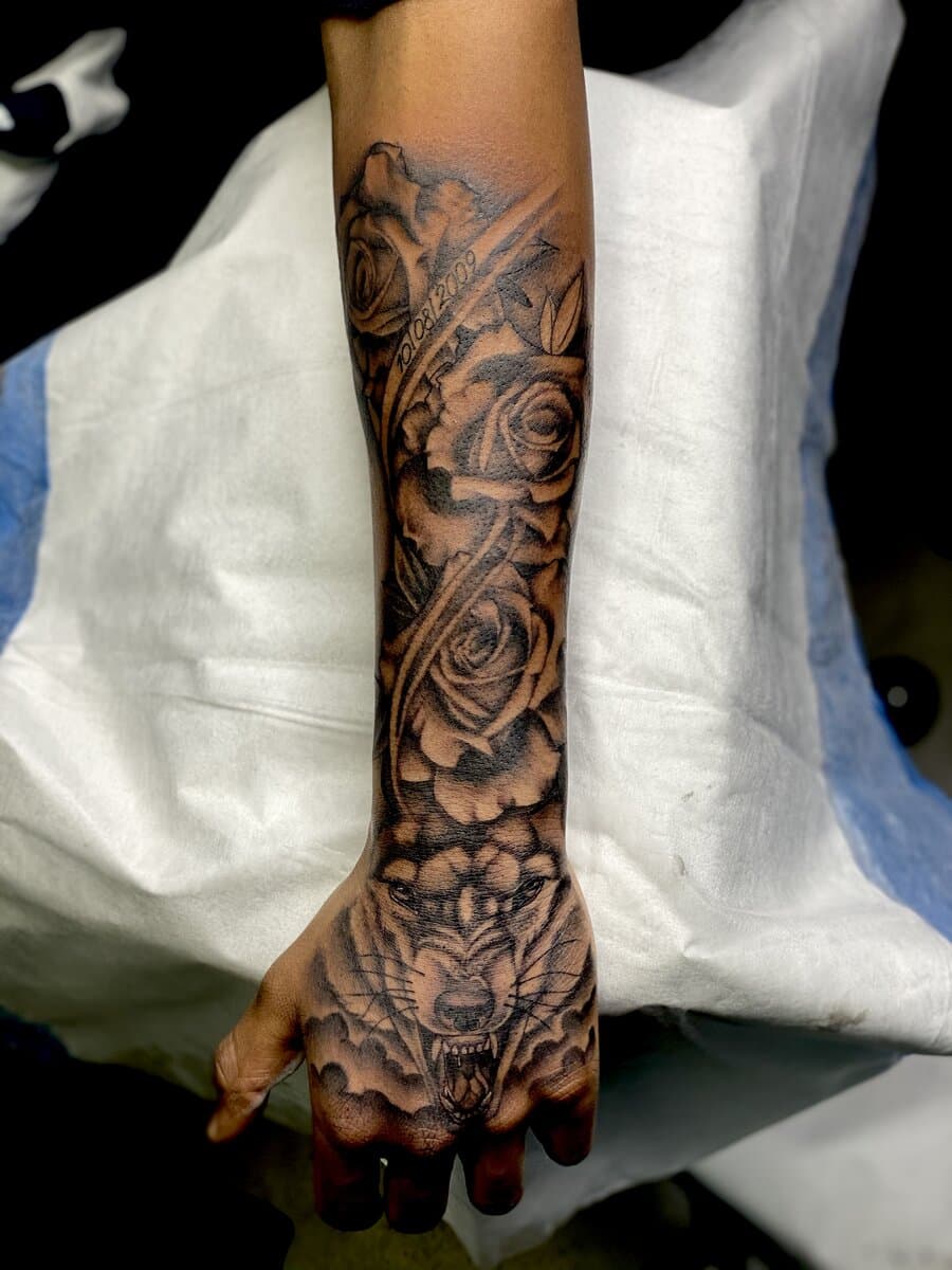 lestat-werner-tattoo-artist-roses-wolf-hand