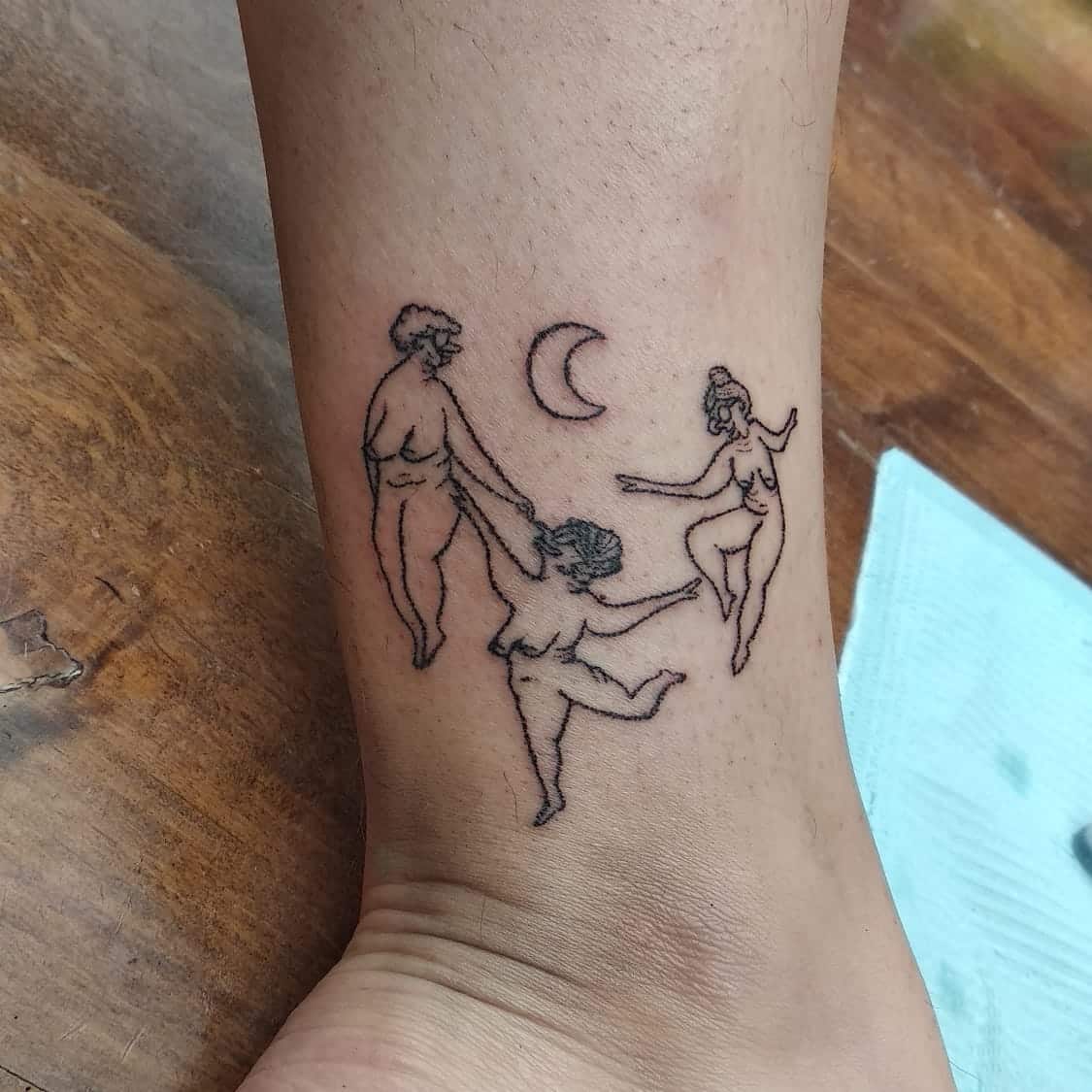 valiente-ave-tattoo-artist-women-dancing-moon