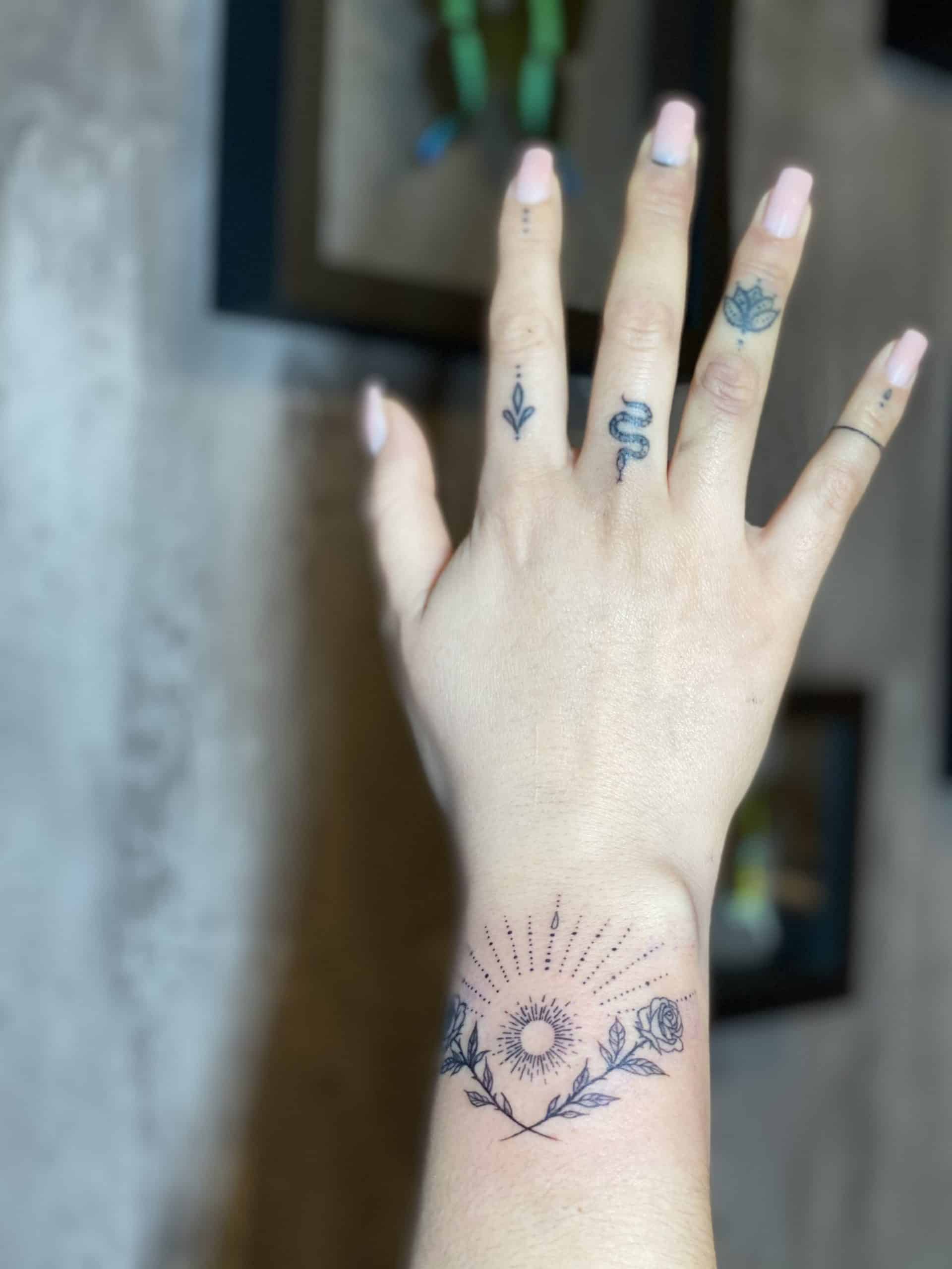 rowena-welter-tattoo-artist-mandala-hand