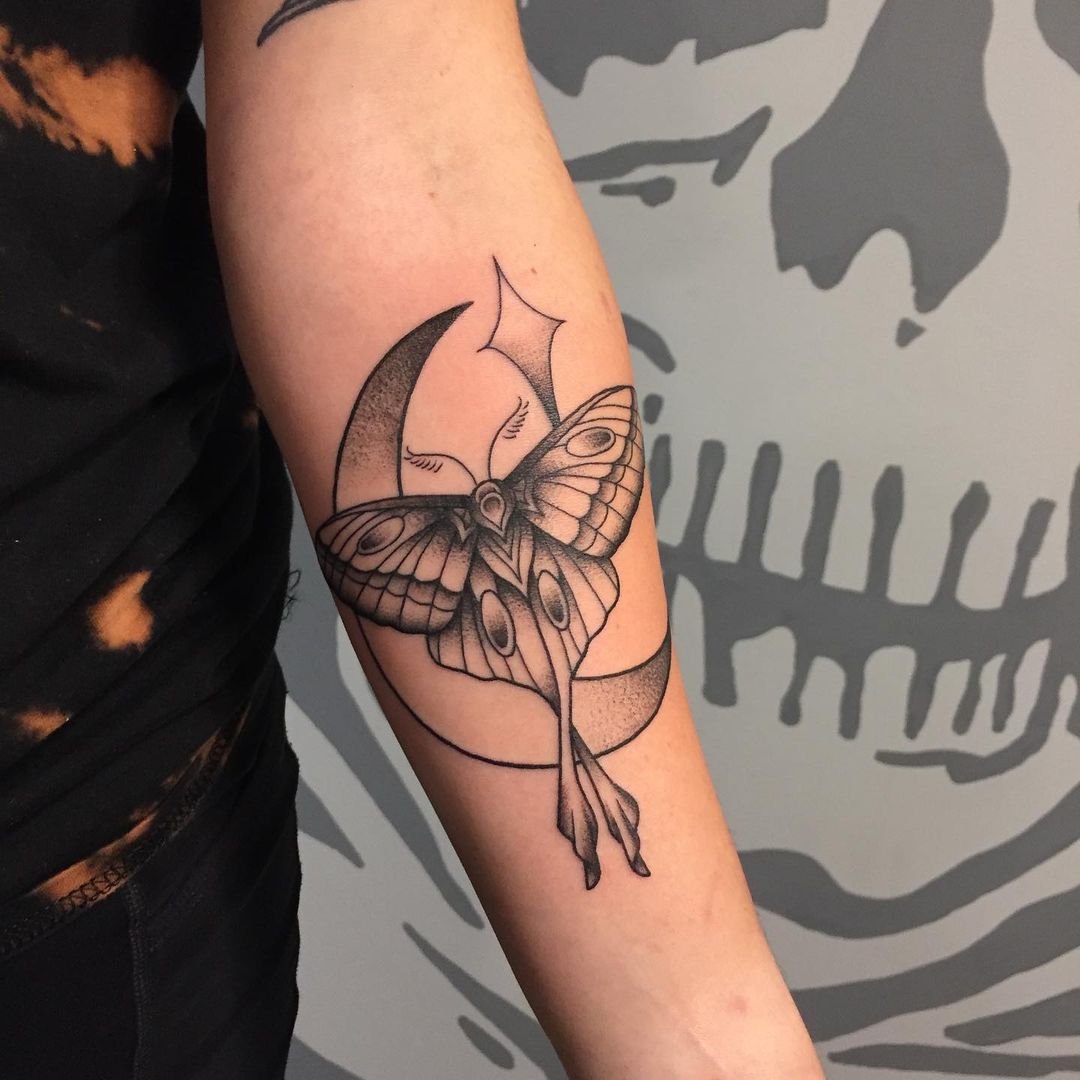 🔥🔥 Moth Tattoo The complete guide (Meaning and designs!)