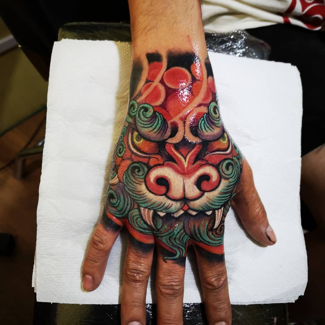 japanese-lion-color-tattoo-hand