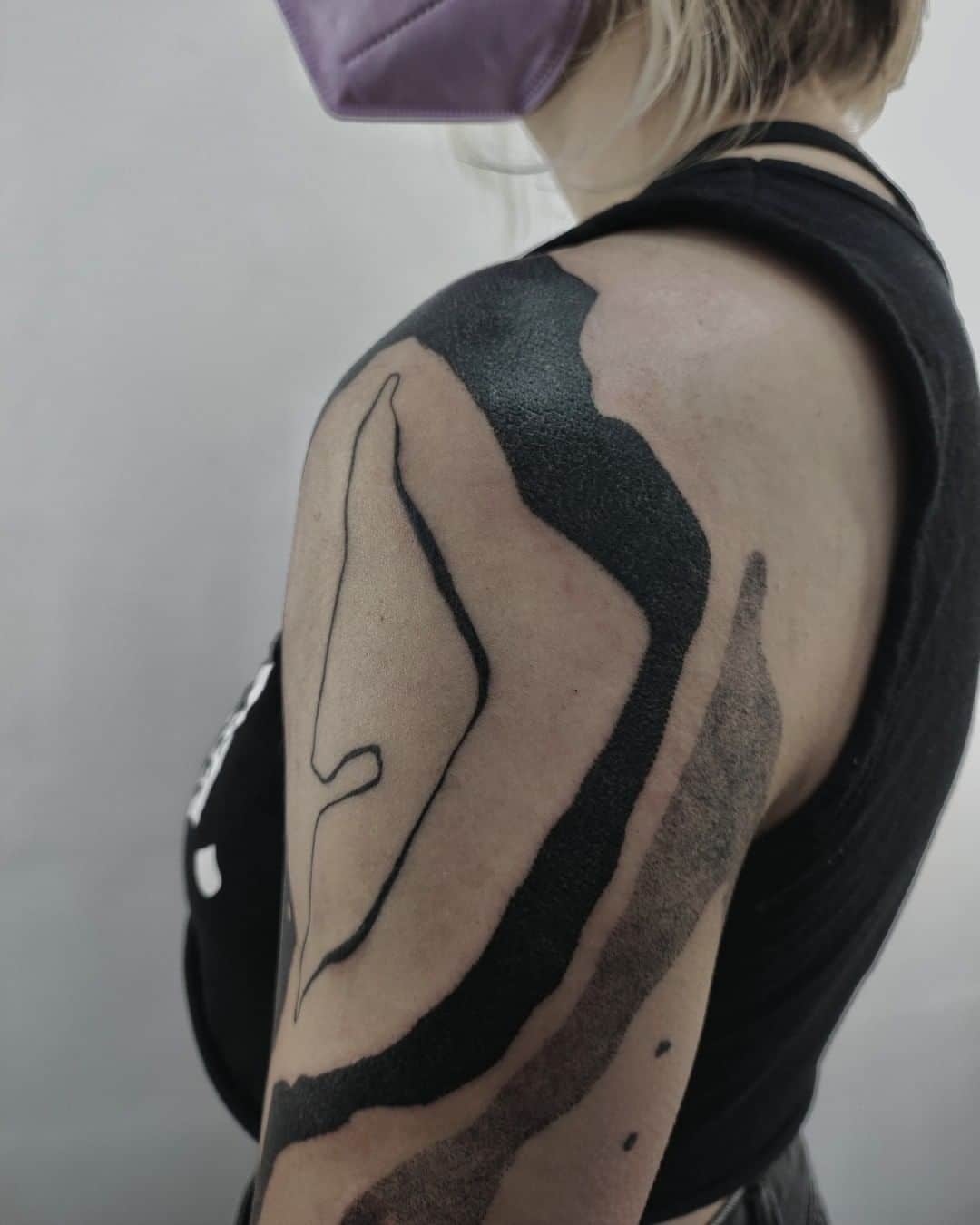 abstract-tattoo-iza-blk-back-arm