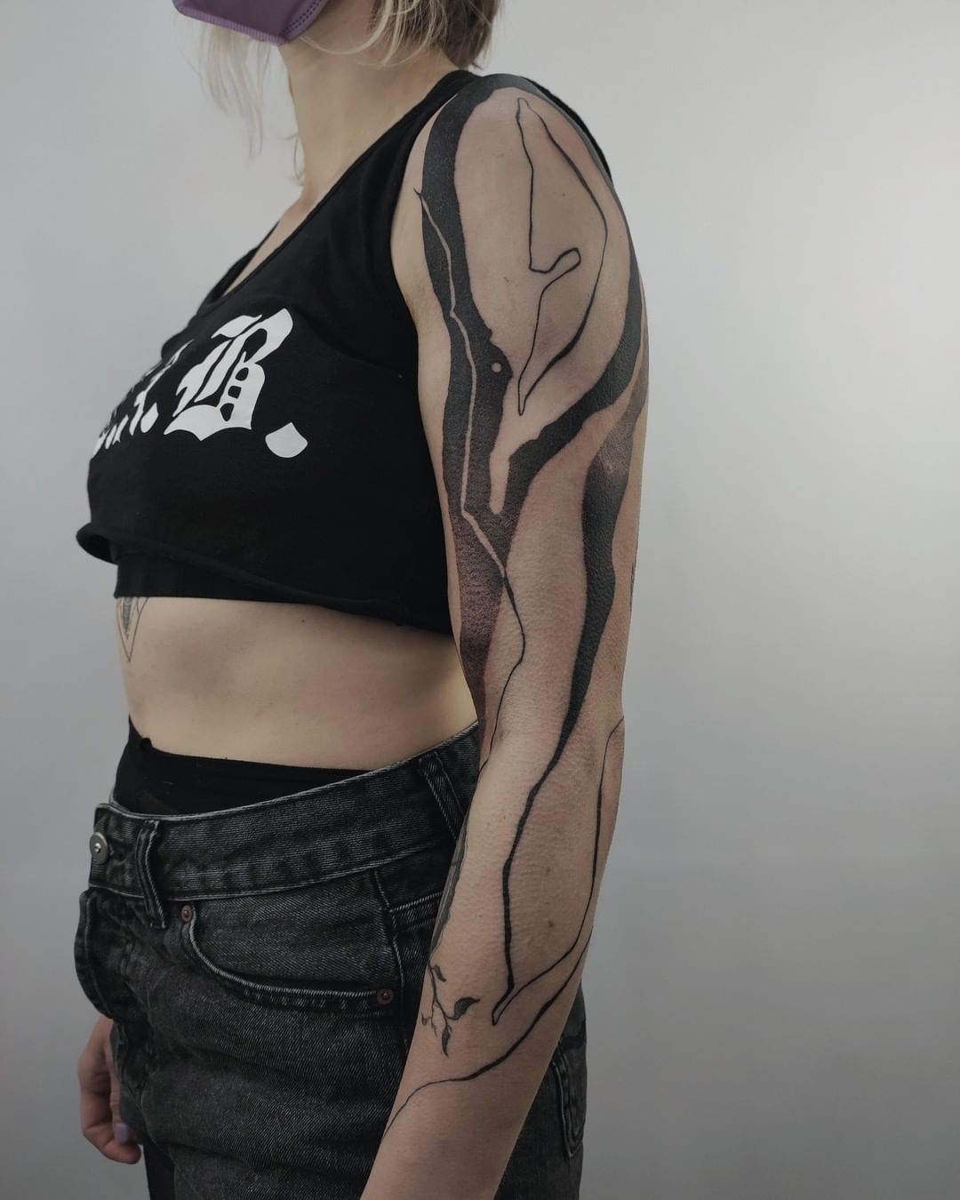 abstract-tattoo-iza-blk-front-arm