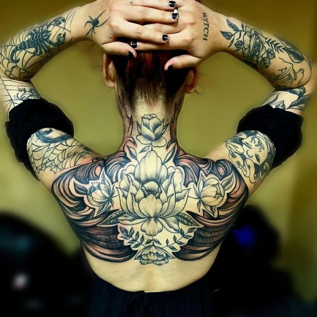 woman-tattoo-idea-back-tattoo-Ã±embo
