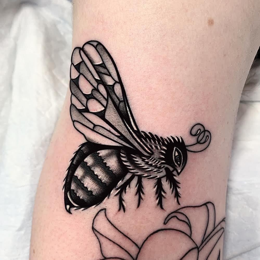 black-and-gray-bee-tattoo-dan-cote-american-traditional