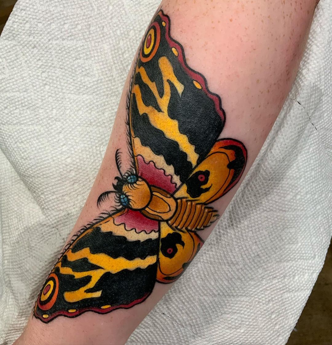 traditional-moth-color-tattoo-artofyolk