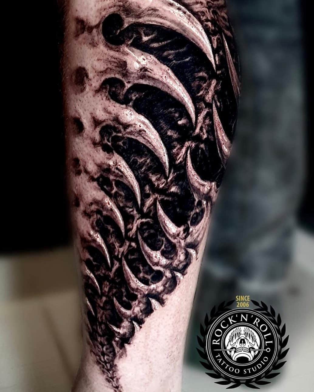 dark-biomechanical-leg-sleeve-tattoo-rocknroll-gdansk
