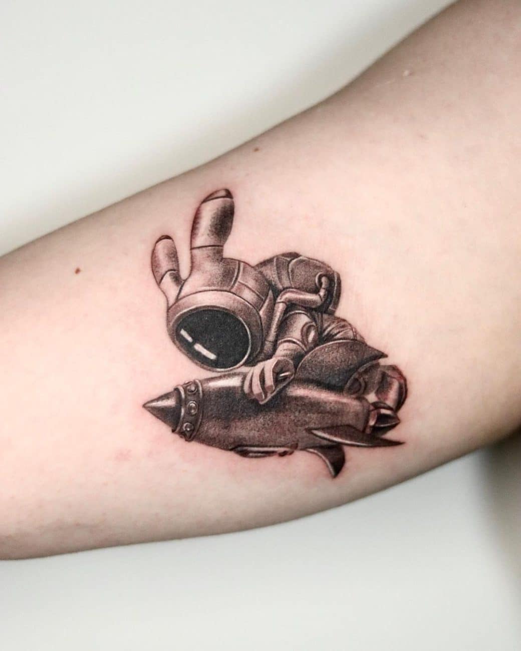 astronaut-blackwork-tattoo-gaz-artist