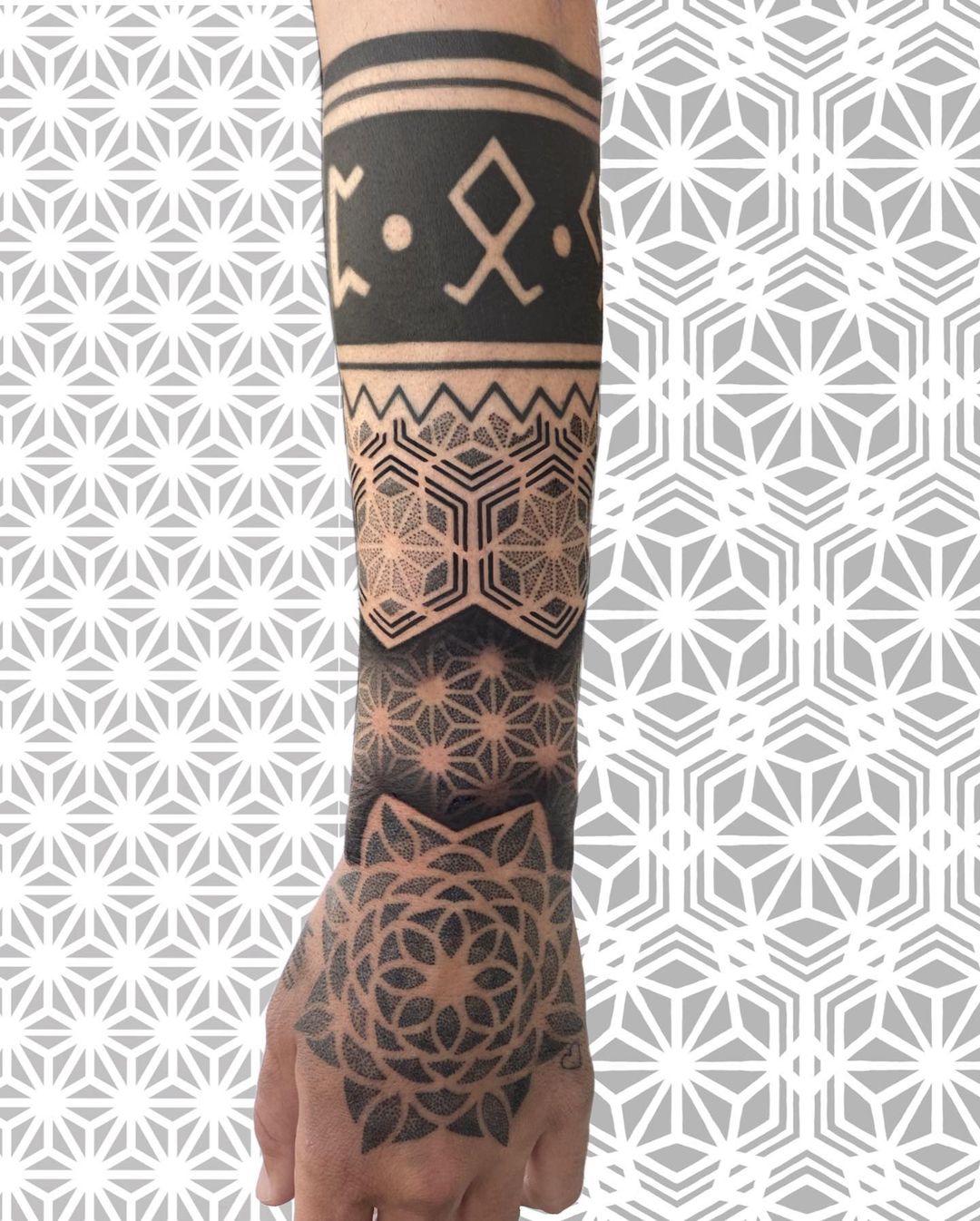 black-and-grey-geometrical-tattoo-ika-rial