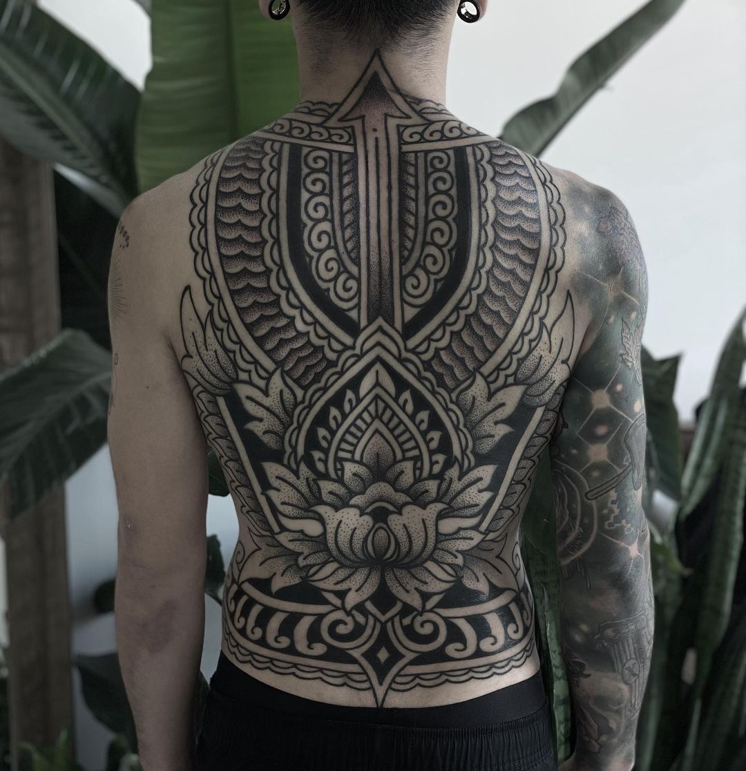 la-tattoo-hanna-pavesio-geometric-back-tattoo