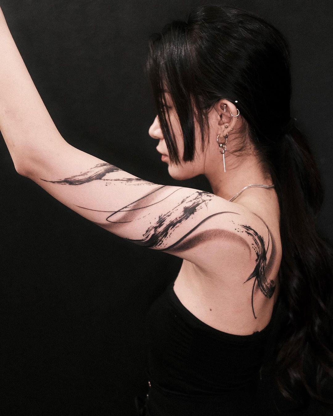 brush-stroke-arm-shoulder-tattoo-noir
