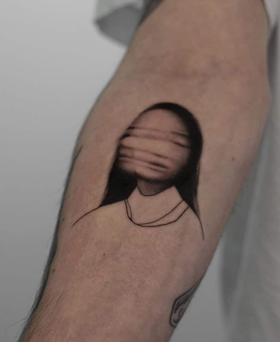 blurred-face-glitch-tattoo-adri-reigada
