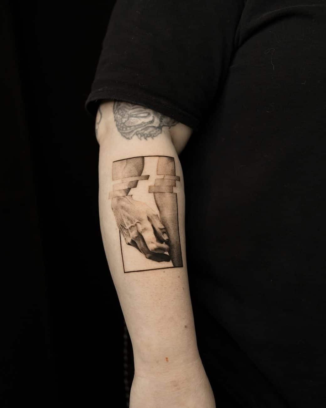 hand-realistic-tattoo-glitch-style-ted-flintstxne