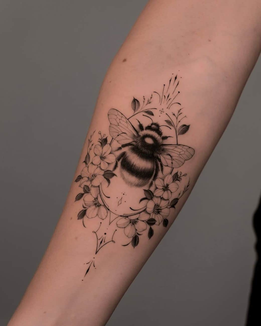 illustration-bee-tattoo-with-flowers-daniela-giorgione