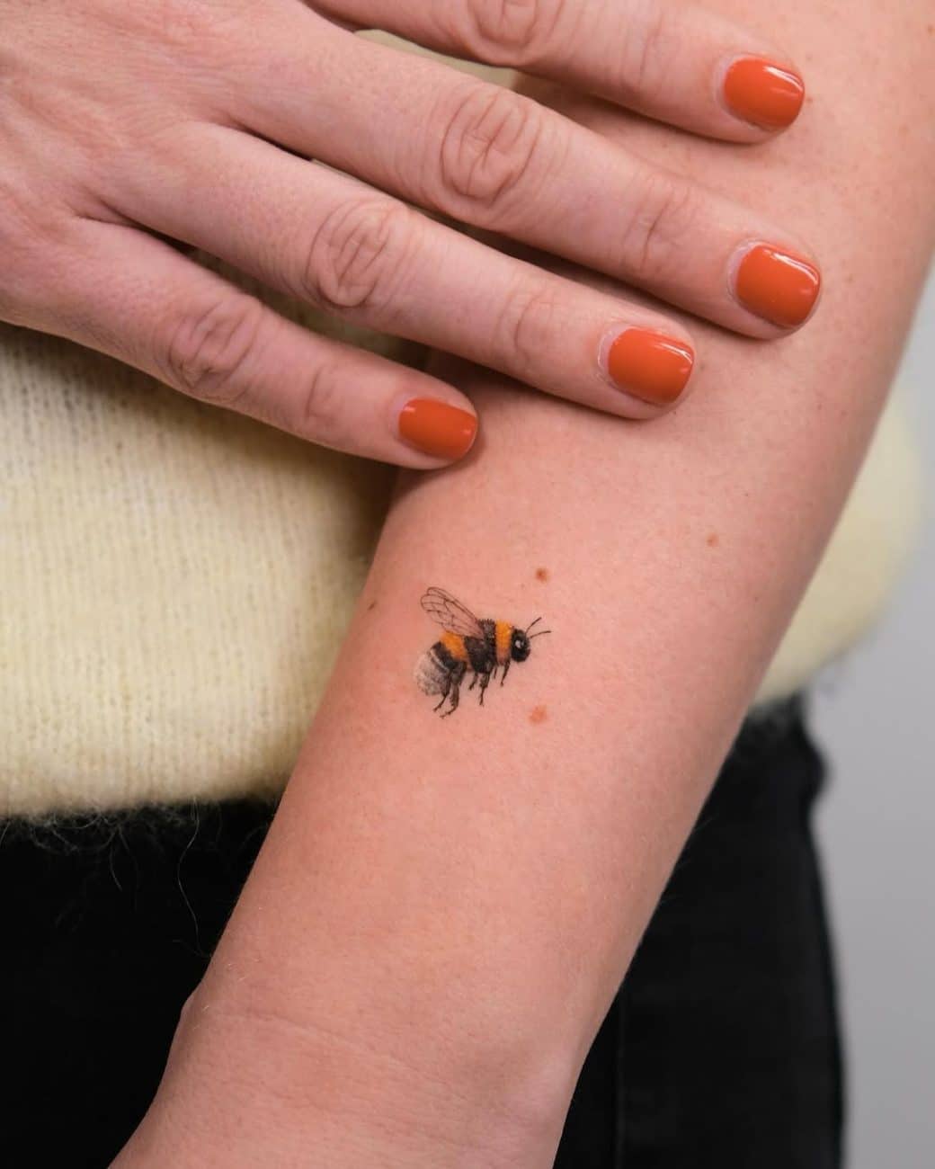 more-micro-realism-bee-color-ira