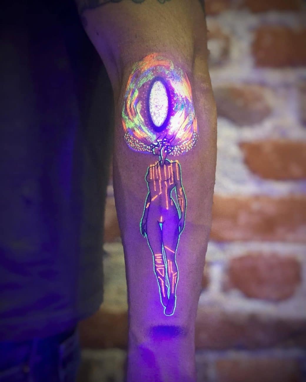 glow-in-the-dark-woman-tattoo-yoshimatt