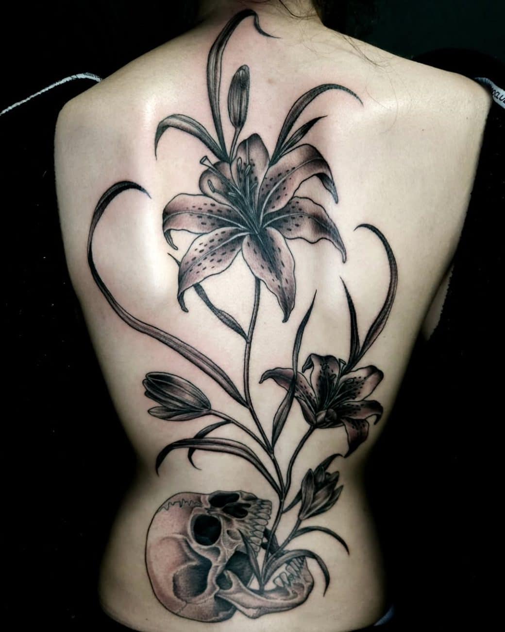 skull-and-flowers-back-tattoo-silver